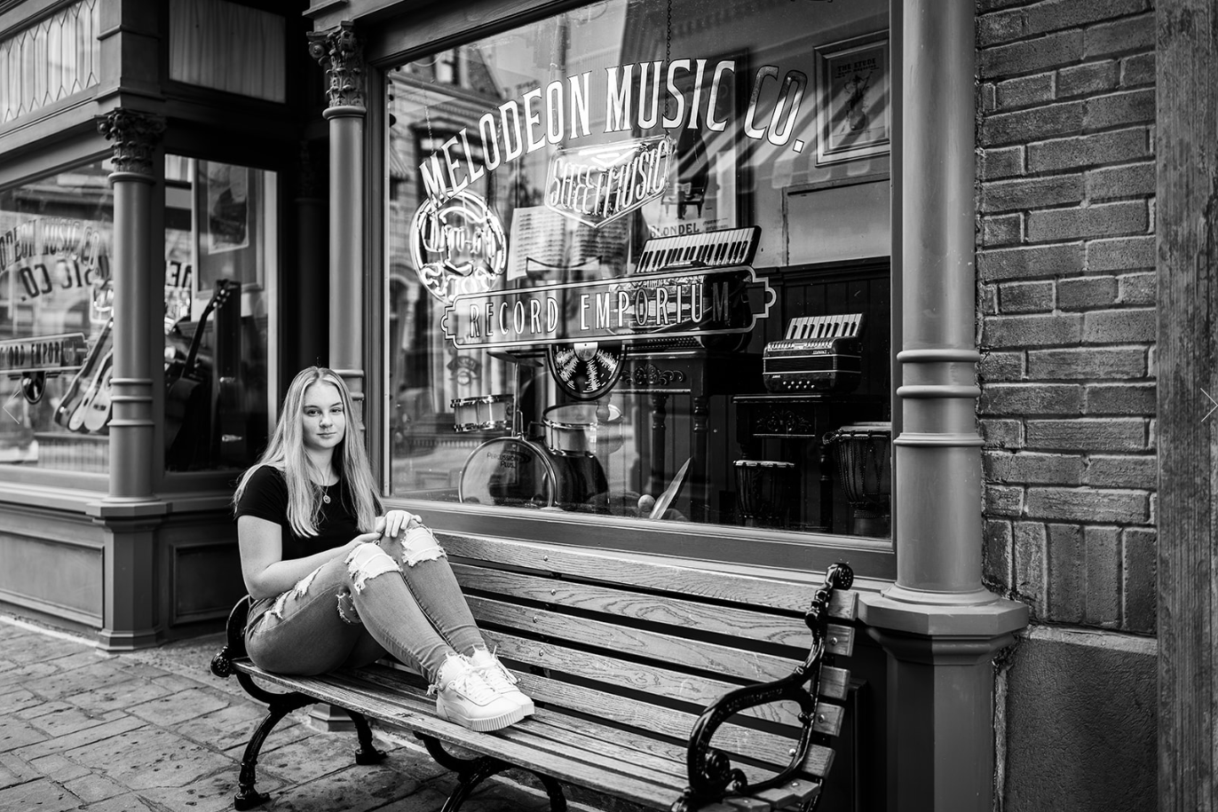 universal-orlando-senior-photo-session-bw-music-store.png