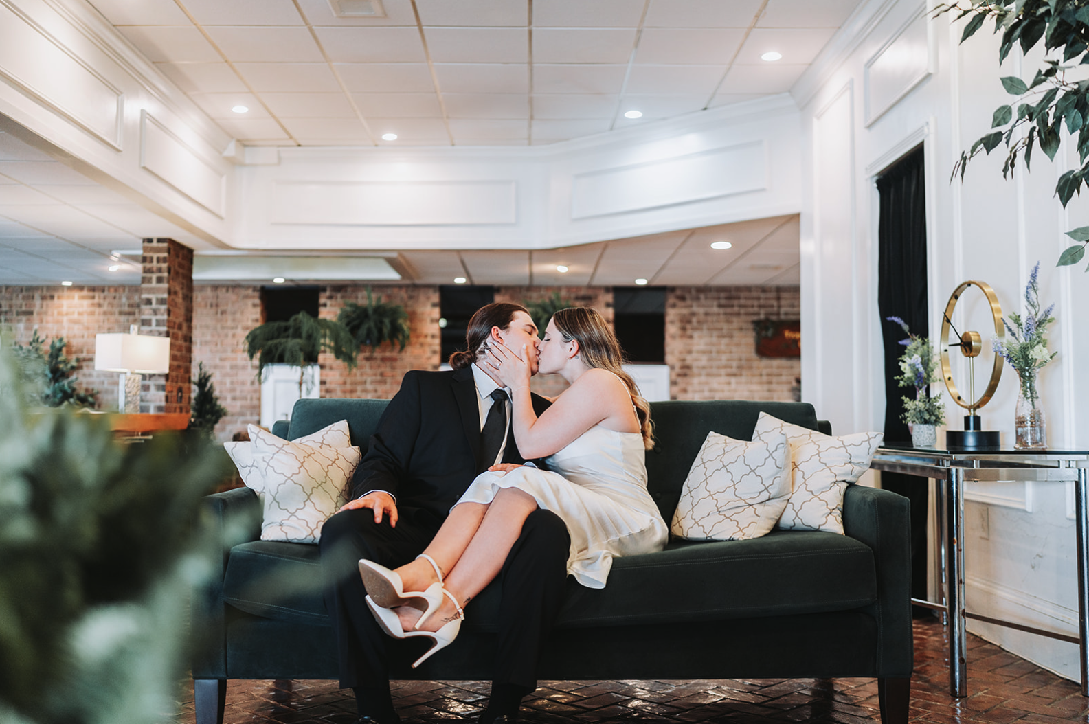altoona-gran-hotel-lobby-couple-cuddle.png