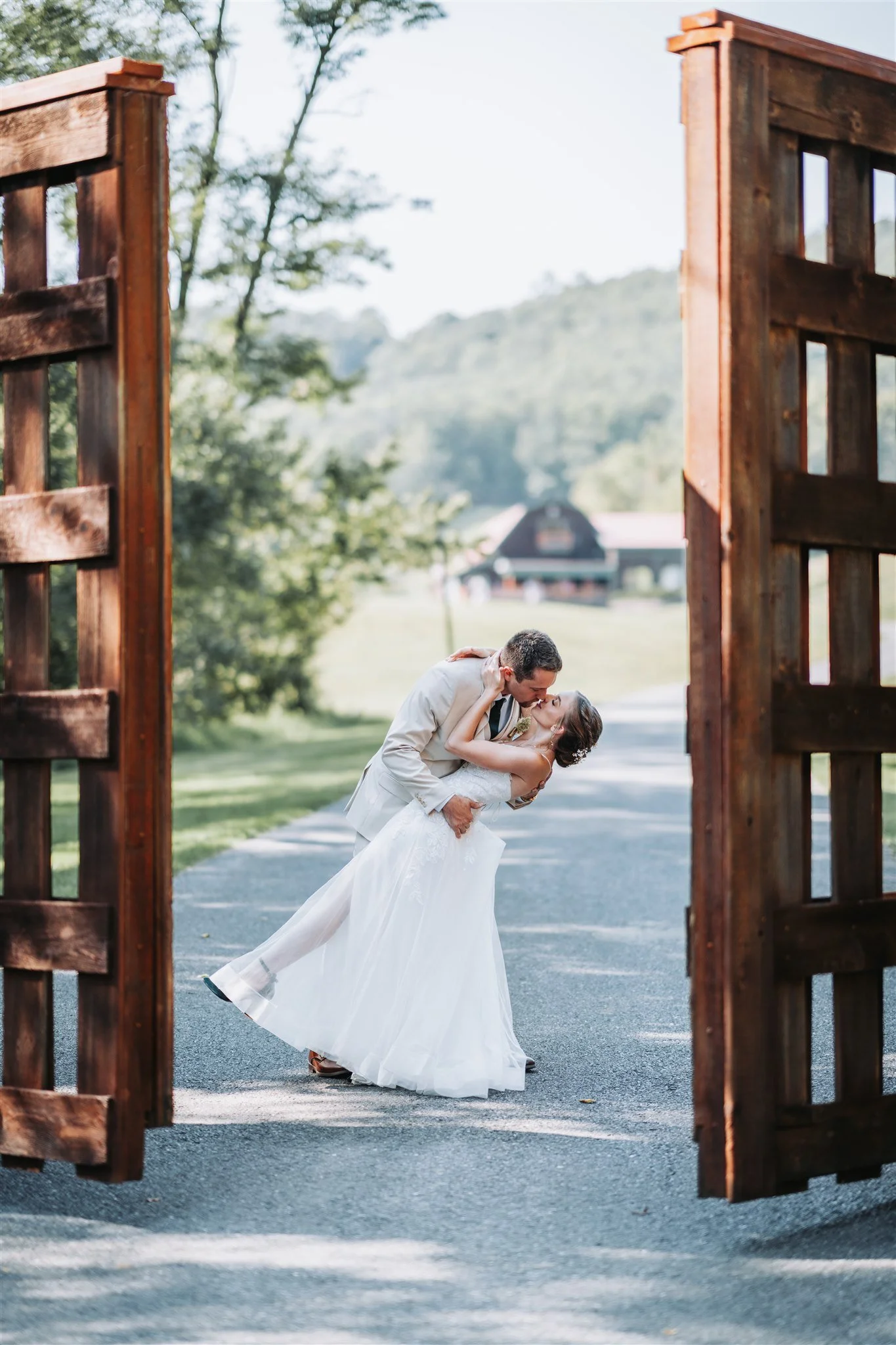 Wedding dip kiss at Robbins Paradise Ranch.