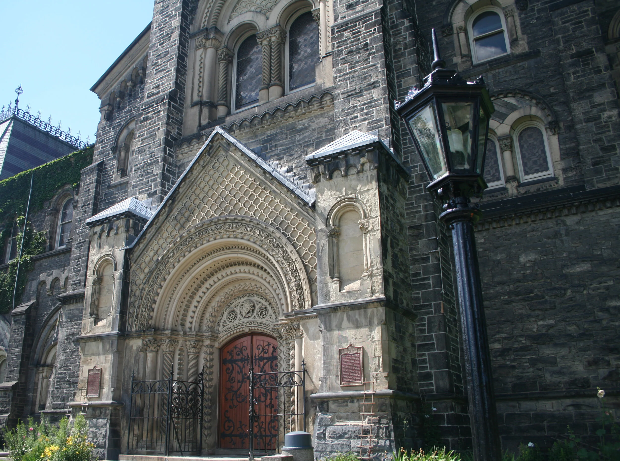 University-of-Toronto-doorway-145840170_3099x2304.jpeg