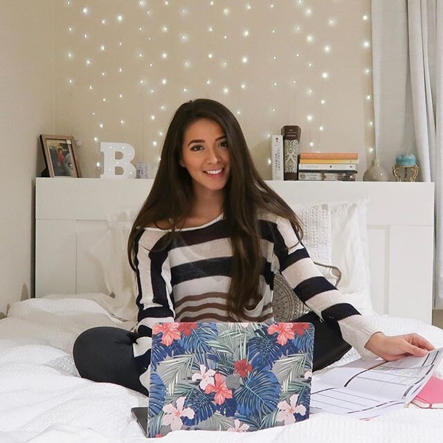 We made it halfway through the week! If you&rsquo;ve been able to #WorkFromHome how are you holding up with the zoom calls from the home office? 😅💻👀 ⁣⁣⁣
⁣⁣⁣
It&rsquo;s not too late to improve your work space! @tidyrevival is sharing some tips on h