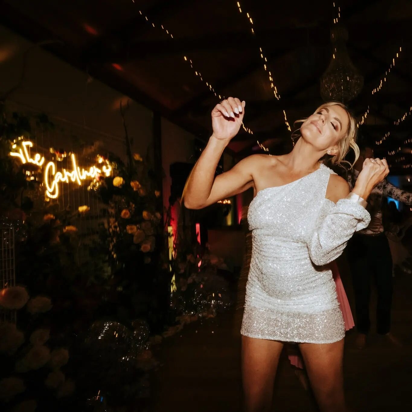 Dance like you mean it! 
Always the best sort of impressed when your bride changes into her party dress and slays the dancefloooooor.
📸@jamessimmonsphotography