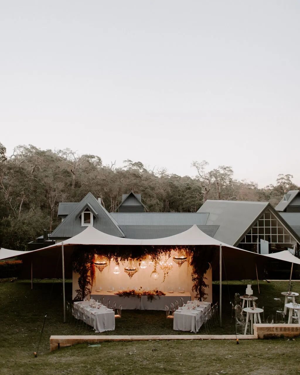 Our tents are super versatile- they can be set up in countless configurations. On slopes, in tight spaces or even attached to trees and buildings! 
 📸@gretawolzak