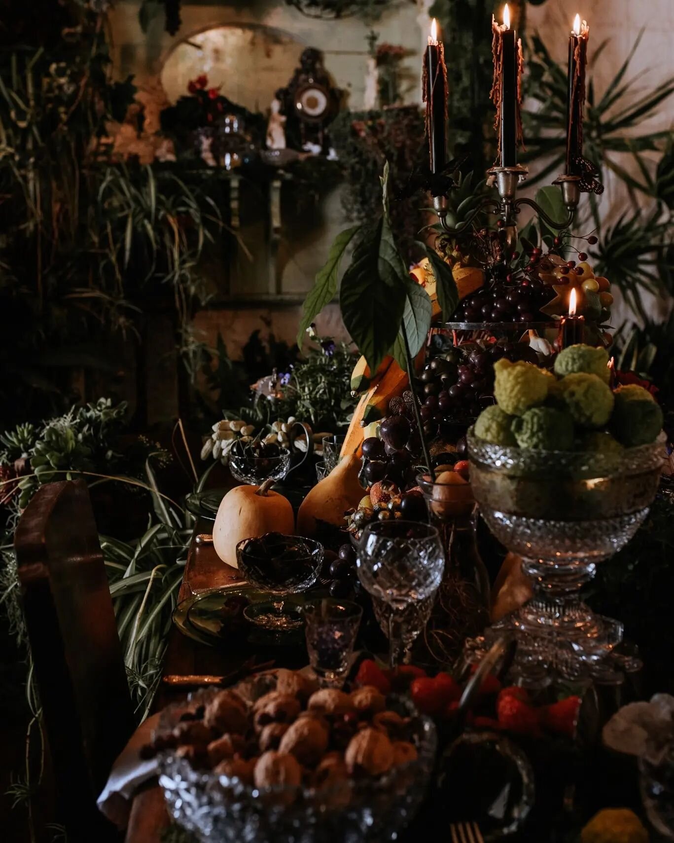 My life feels like this table right now. 
An abundance of everything. 
My fingers are in all the pies and my cup is overflowef.
I'm grateful and ready for it 🖤

📸@jessicajosiephotogragher