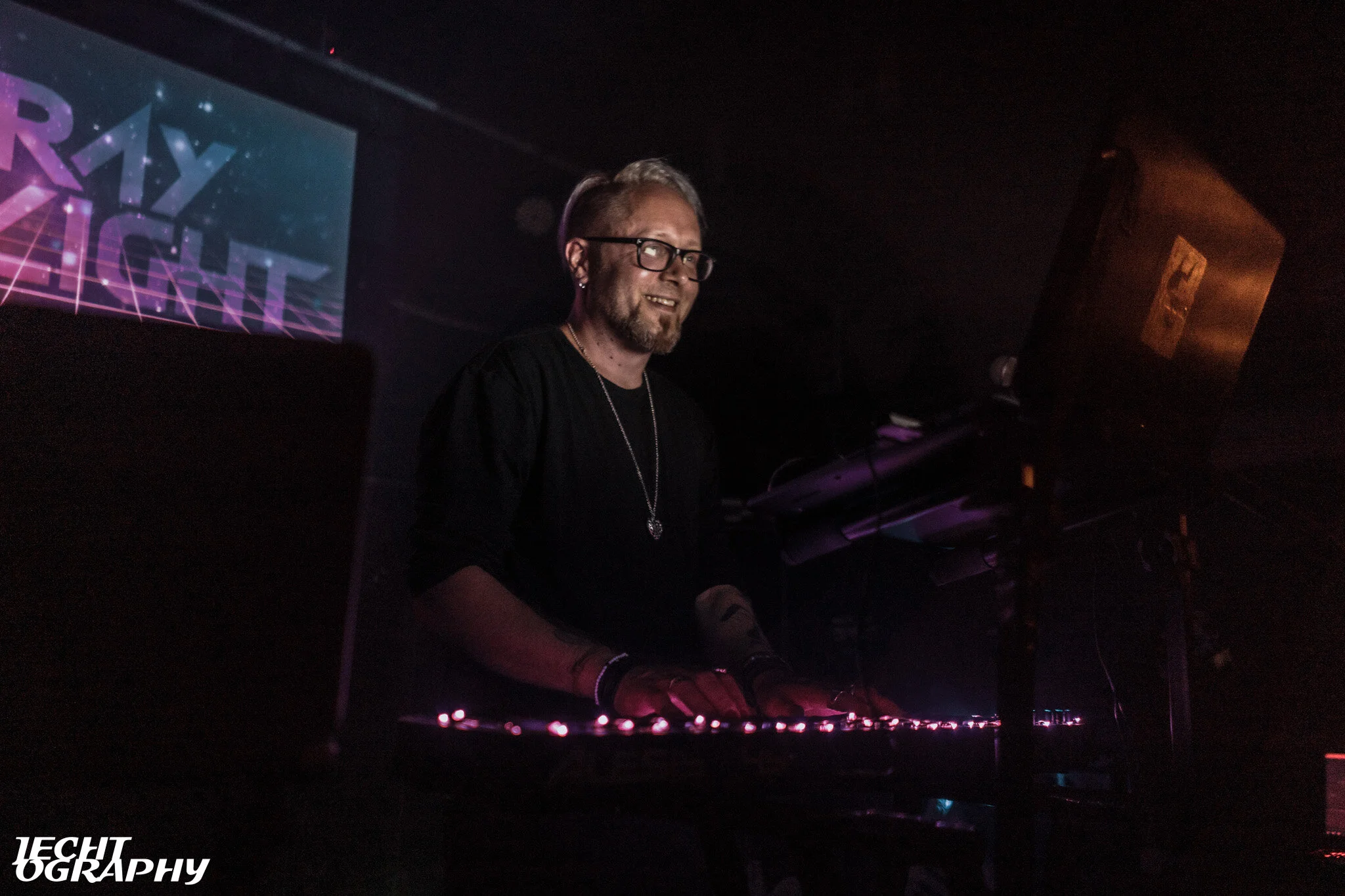 Stray Light plays Valhalla - Live Synthwave — Jechtography