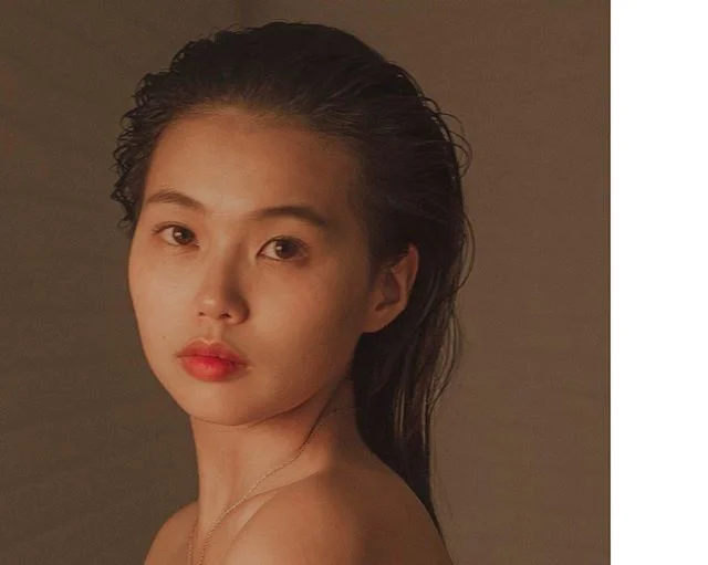 &ldquo;도대체 그걸 모아서 어디에 쓰려고 하는 것이냐고 묻는 사람들이 꼭 있다. 어쩌면 그들은 무용한 세계가 주는 기쁨을 모르는 불쌍한 사람들이다. 그냥 모으는 거다. 재미있으니까&rdquo;_김민철 [모든 요일의 기록 中]
무용한 세계의 즐거움,
무용한 세계의 아름다움,
American beauty 🌹
.
.
.
.
.
.
.
.
.
.
.
#nowherediary #dreamermagazine #somewheremagazine #ig