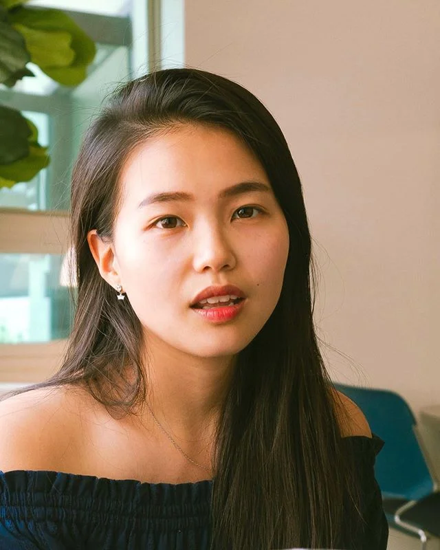 ✍🏼이성을 통해 내린 결정대로만 사는건 어쩐지 재미가 없다.
✍🏼감성만 따라다니는 생은 불안과 공허를 지우지 못한다.
✍🏼이성과 감성이 동시에 작용하기 때문에 인간은 모순적이다.
🗿
감성이 이성을 앞서는 시간,
나는 여전히 이런 생각이나 하고있다.
✍🏼
인솔커피 인테리어가 맛있다
커피도 맛있고
☕️🗿
.
.
.
.
.
.
.
.
.
#인솔커피 #흥하세요 #portraitstream #dreamermagazine #doports #br