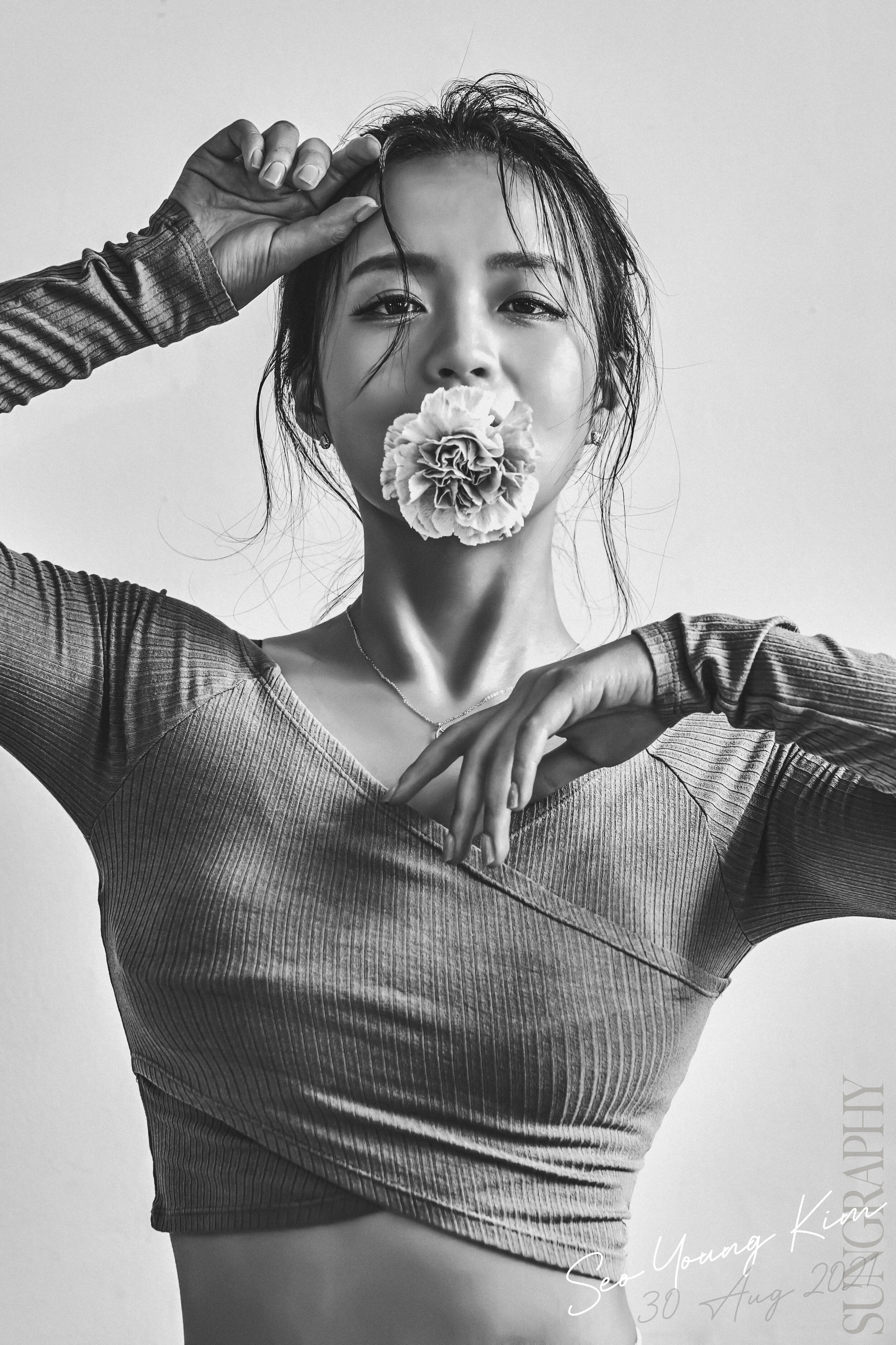 21-08-21김서영 0281 흑백서비스.jpg