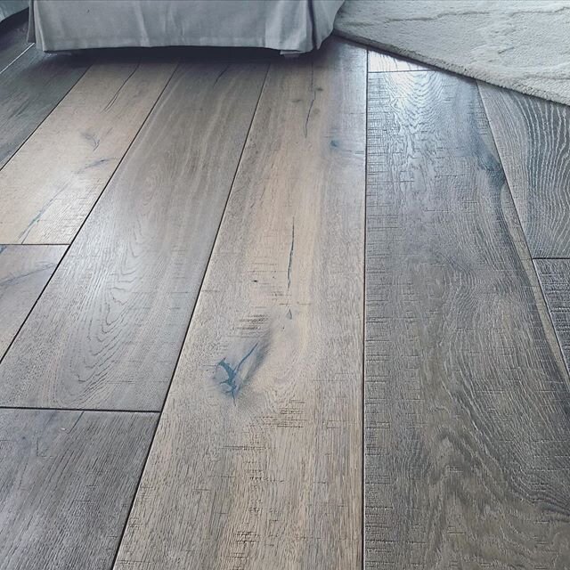 Let&rsquo;s talk pets! 🐕🐈 _
Many looking at buying homes, or changing out flooring, are easily convinced into laminate/vinyl flooring because they believe it won&rsquo;t show scratches from our little furry friends. Unfortunately, many end up disap