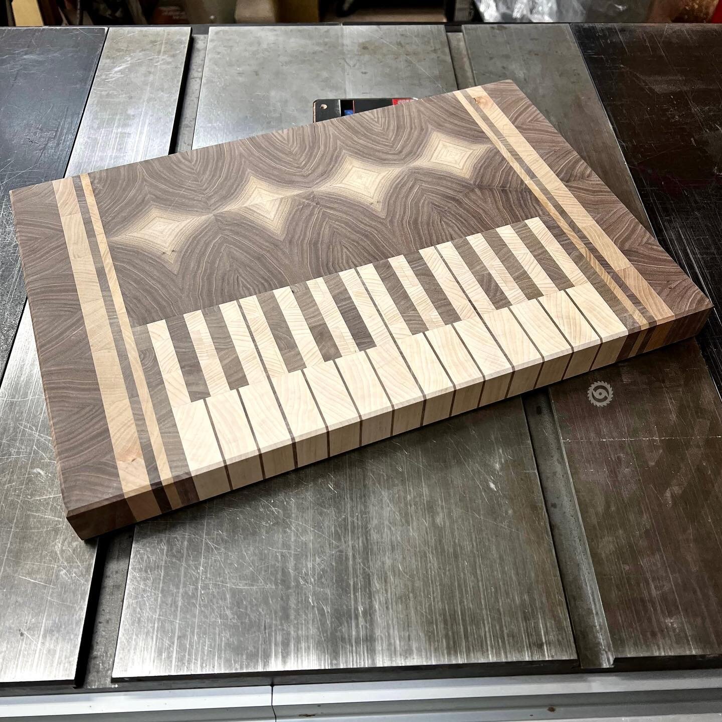 This piano end grain cutting board is getting there. Hand holds, juice groove, key-chamfer undercut, and finish sanding ahead.