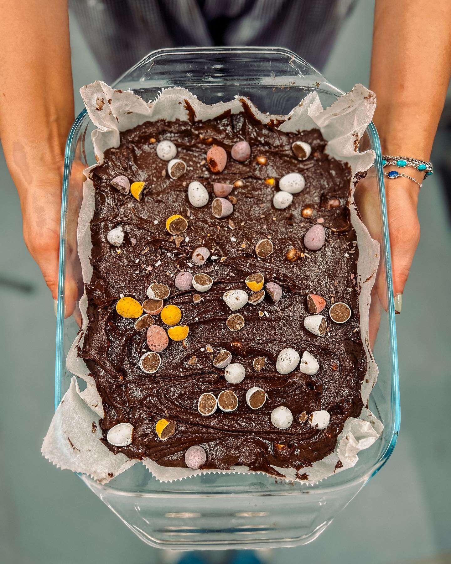 BEFORE AND AFTER🤤🤤🤤🐣

The time has come for Easter themed sweet treats on the counter, available from tomorrow morning&hellip;

👉 dark chocolate, mini egg brownies😋