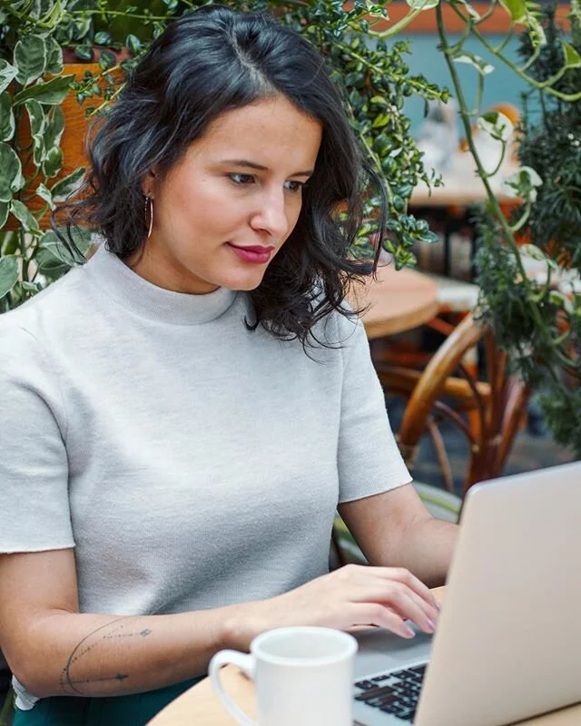 Trabalho home-office desde 2010 - com algumas pausas em escrit&oacute;rio.

Queria muito escrever um text&atilde;o com dicas de produtividade, como manter o foco no trabalho remoto, como fazer uma boa gest&atilde;o de projetos online, bater metas e s