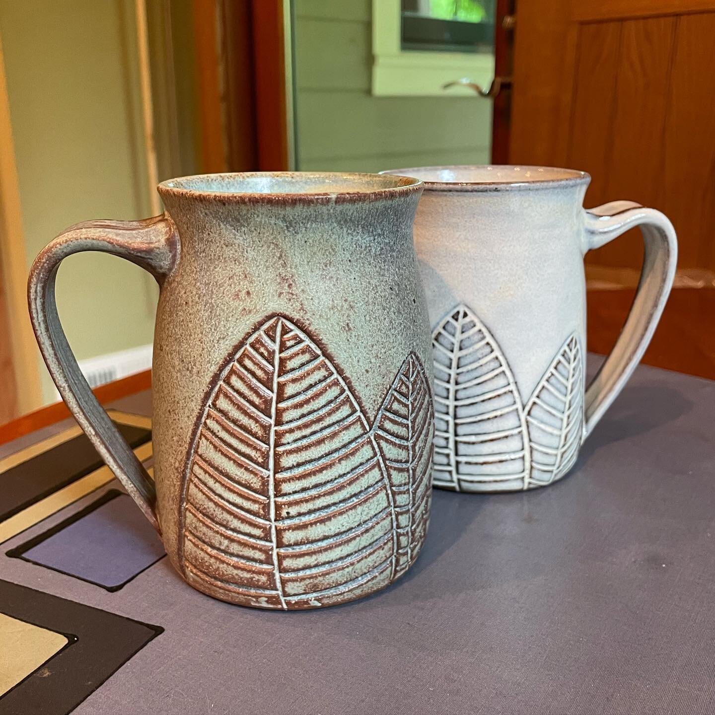 Some vintage #uphillpottery mugs seen in the wild (at my aunt&rsquo;s house in Maryland). Have mostly not carved this pattern for the last year or so but it&rsquo;s slowly coming back into rotation 🍃 
Image description: two mugs side by side, with t