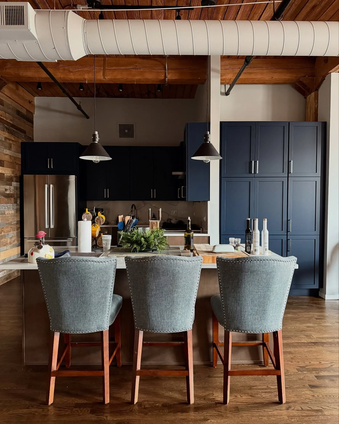 Swipe for BEFORE PHOTOS&hellip; 👆📲 

In this project, the medium wood tones are left on the bottom cabinetry and we added a splash of color to the white cabinetry on the tops.