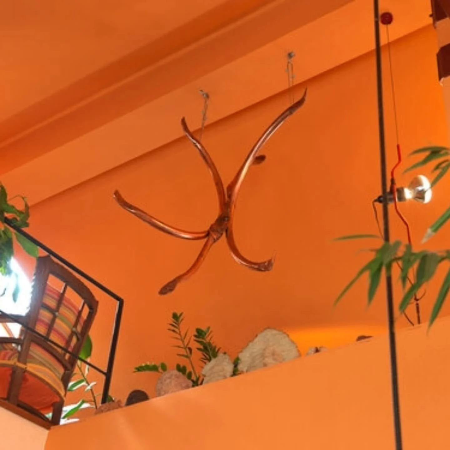 Bastoni Sciamanici Volanti

Rame elettrolitico forgiato, martellato e ritorto

Catturato nell'istante del volo, i Bastoni Sciamanici Volanti descrivono un ulteriore sviluppo del concetto proposto dai Bastoni Sciamanici. 

La torsione dell'essere &egr