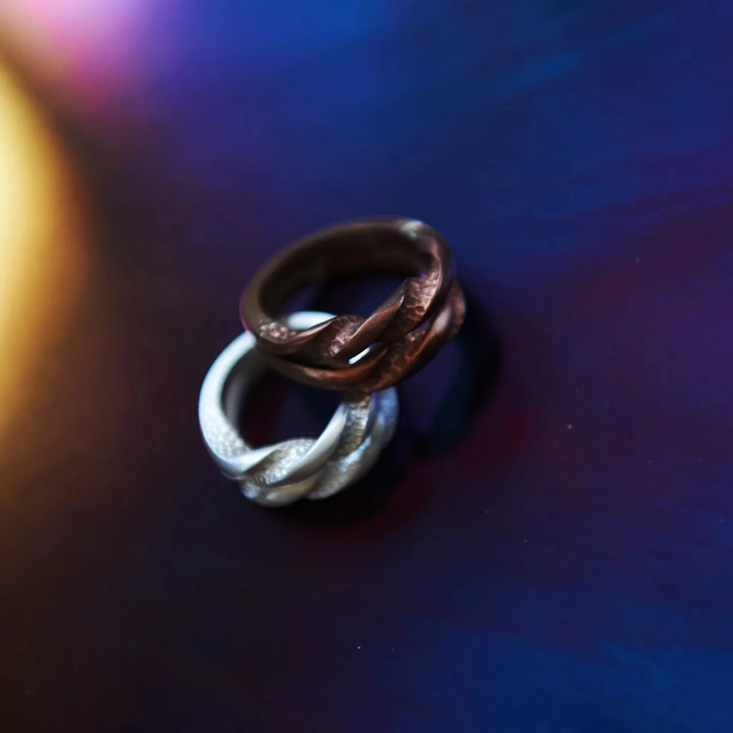 Anelli che nascono come piccole sculture, pensati per il corpo ma legati a una ricerca pi&ugrave; ampia sulla materia e sul gesto.

Gli Anelli Sciamanici non sono una semplice estensione della serie dei Bastoni Sciamanici: vivono di un percorso auton