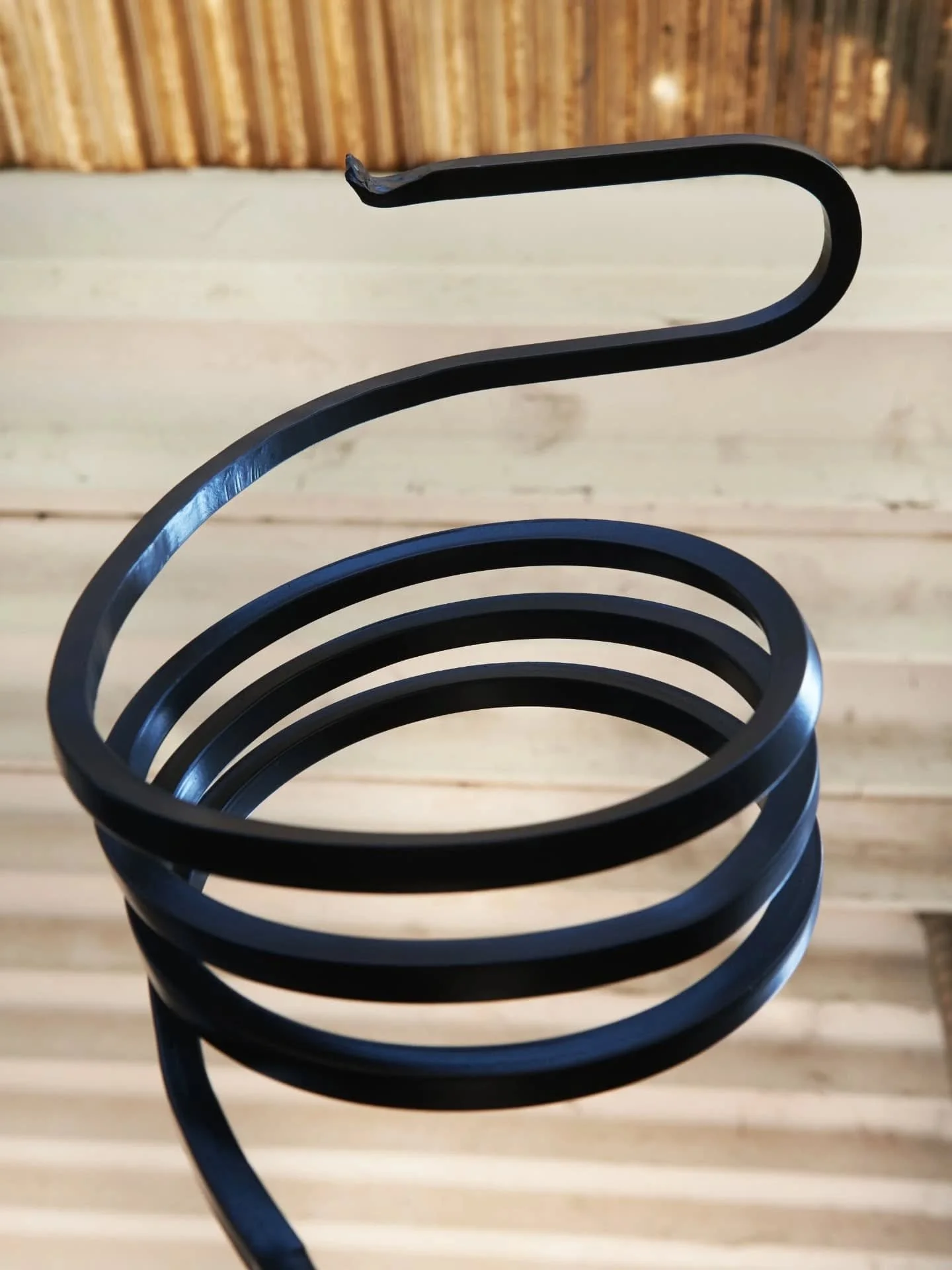 Bastone per richiamare le creature dei boschi nasce da un incontro inatteso, nei pressi del Sentiero Archeologico del Guardamonte, in provincia di Alessandria. Un oggetto ritrovato per caso ha innescato la mia immaginazione, trasformandosi in scultur