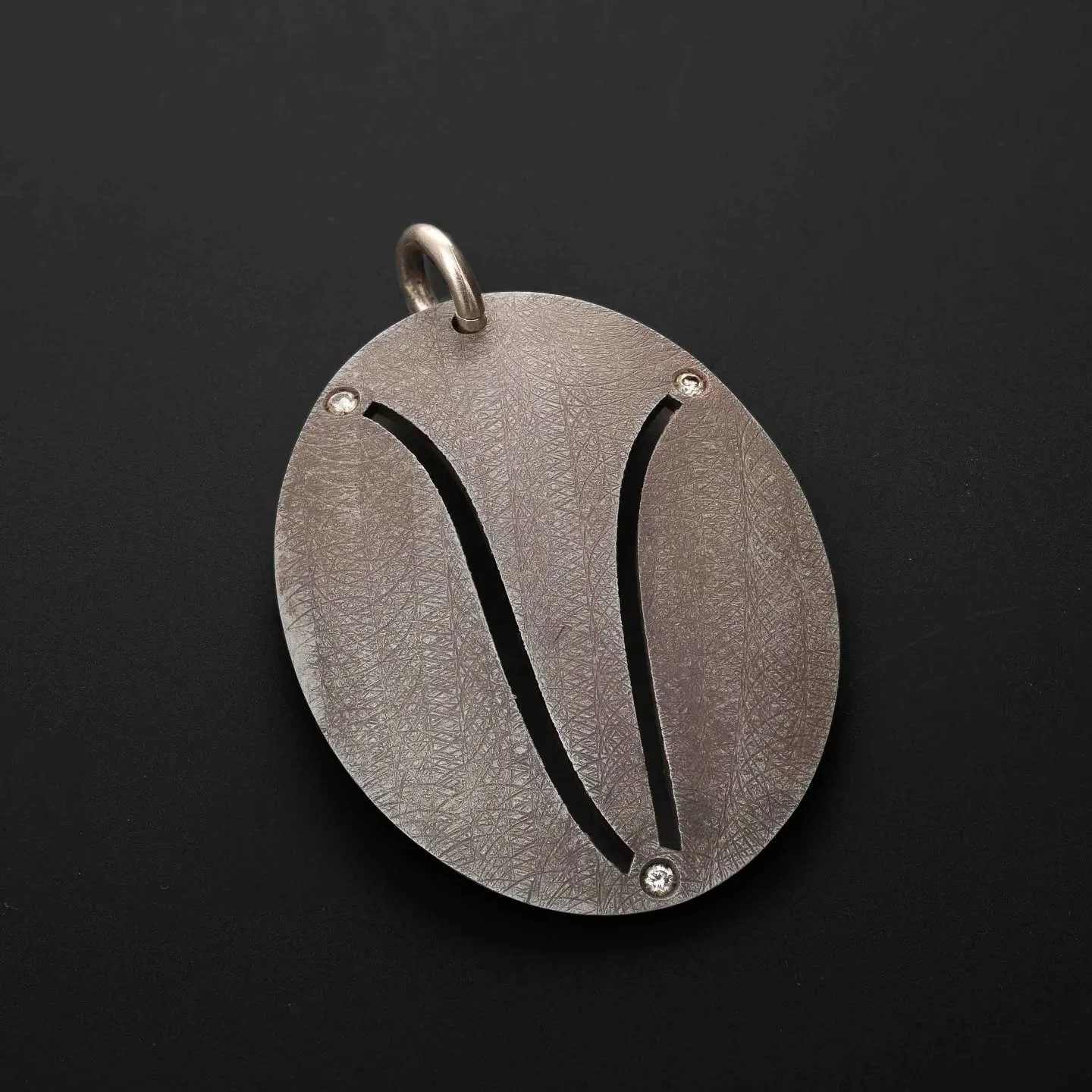 Rebirth &egrave; un piccolo frammento di metallo e luce, ma racconta un passaggio che tutti, prima o poi, attraversiamo: quello della rinascita.

Ho voluto lavorare con materiali che portano in s&eacute; il segno del tempo e della trasformazione.
L&r