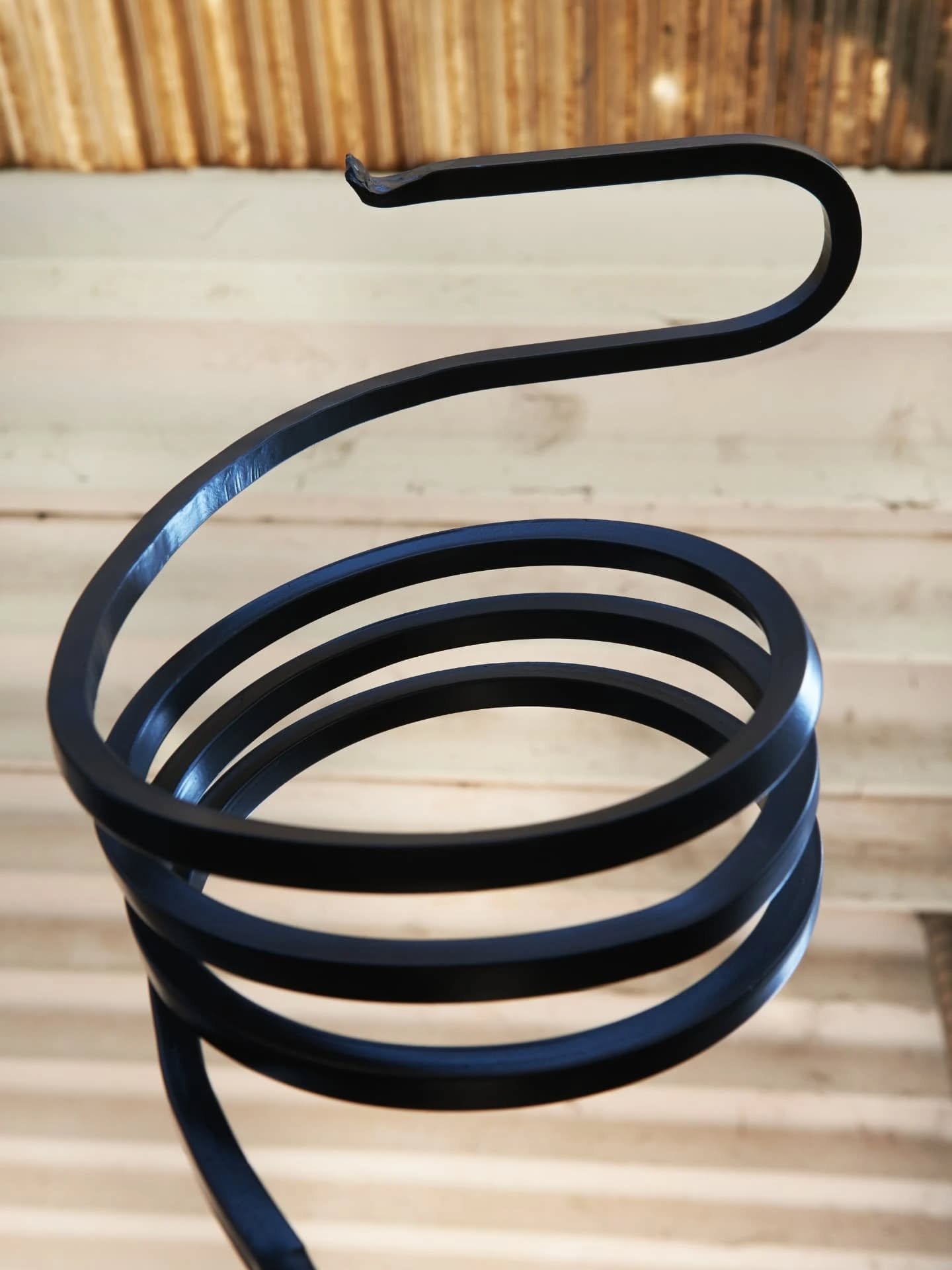 Bastone per richiamare le creature dei boschi nasce da un incontro inatteso, nei pressi del Sentiero Archeologico del Guardamonte, in provincia di Alessandria. Un oggetto ritrovato per caso ha innescato la mia immaginazione, trasformandosi in scultur