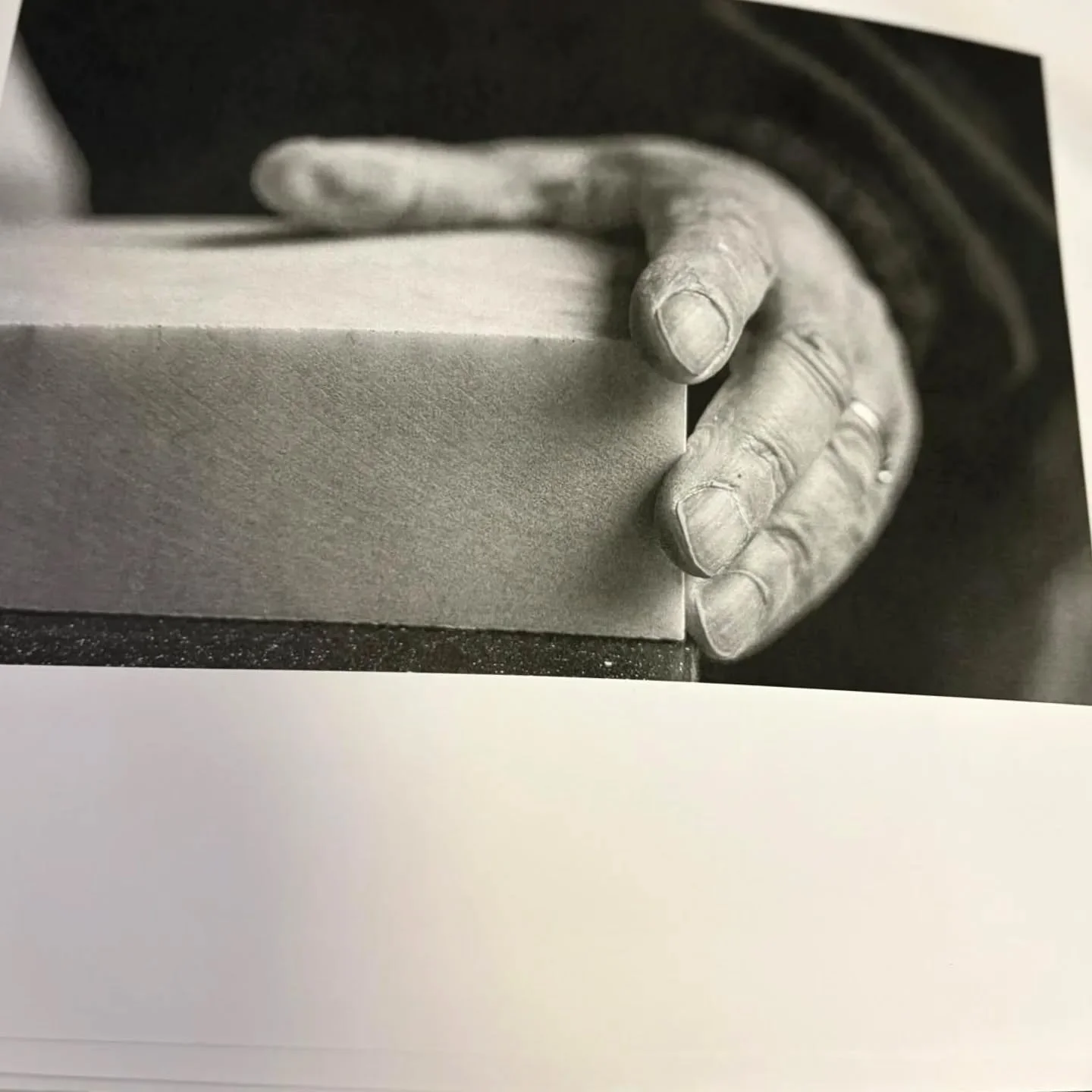 Improvviso bianco e nero.
Presto su questi schermi e online.
Grazie @lizzy26_84 

#tommasotosco #scultura #sculturesucarta