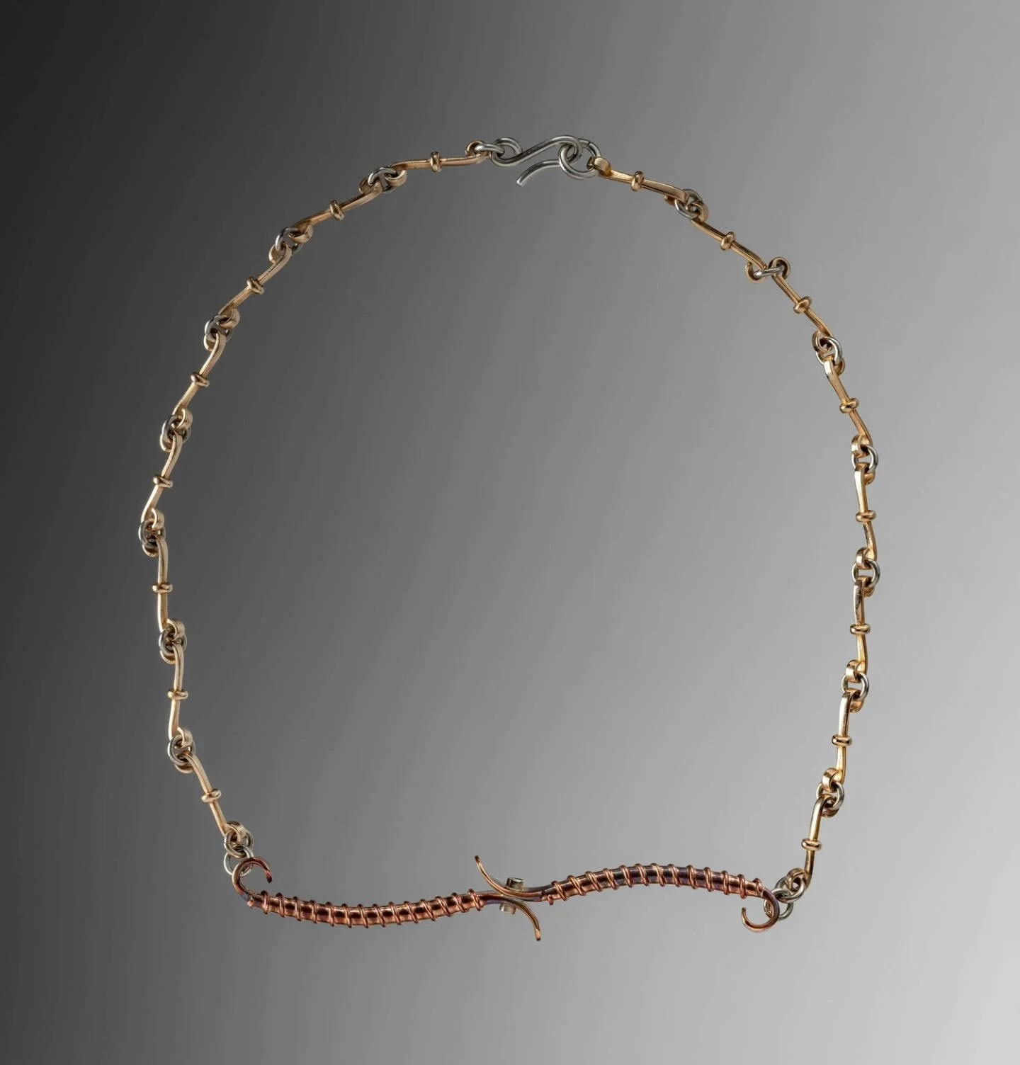 Ho sempre fatto fatica a chiamarli gioielli.
Sono sculture che hanno trovato
il corpo come luogo naturale.
Ogni pezzo &egrave; unico.
Ogni pezzo porta con s&eacute; qualcosa
che non si vede, ma si sente.
#tommasotosco #artecontemporanea #scultura #sc