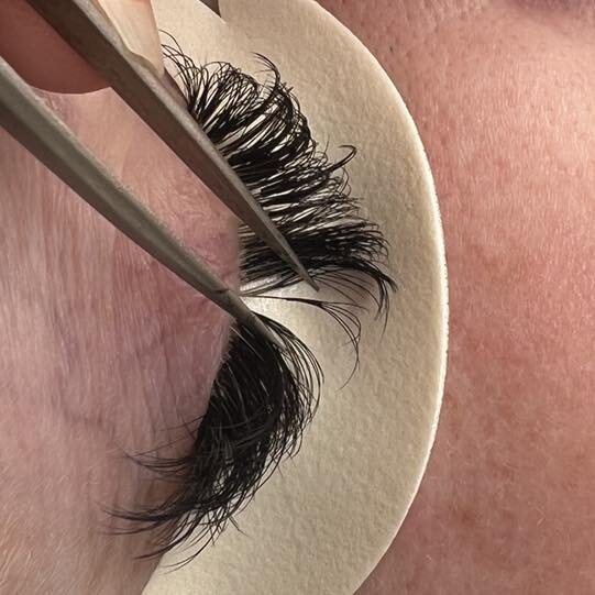 Beautifully isolated and grown out. This is why you need fills every 2-3 weeks. Natural shedding occurs because your lashes grow and fall out everyday.  This lashes needs removed and replaced.

#ReadingPA #lashlife #lashstylist #lancasterpafood #penr