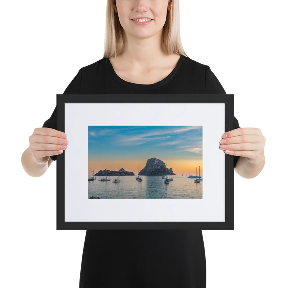EsVedra-(7)_mockup_Person_Person_30x40-cm_Black.jpg