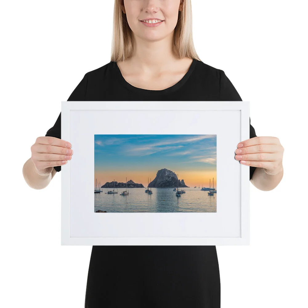 EsVedra-(7)_mockup_Person_Person_30x40-cm_White.jpg