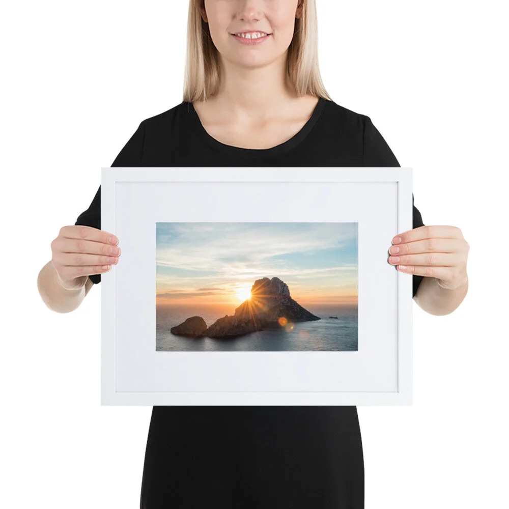 EsVedra-(4)_mockup_Person_Person_30x40-cm_White.jpg