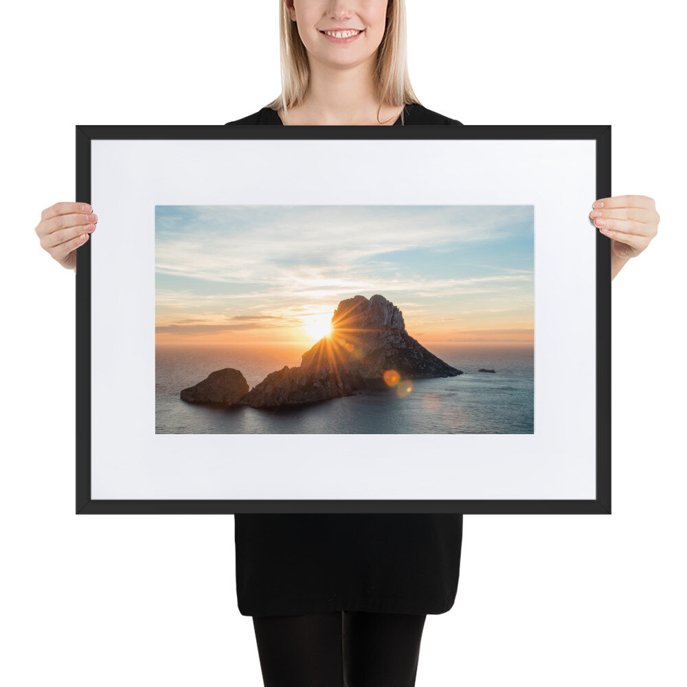 EsVedra-(4)_mockup_Person_Person_50x70-cm_Black.jpg