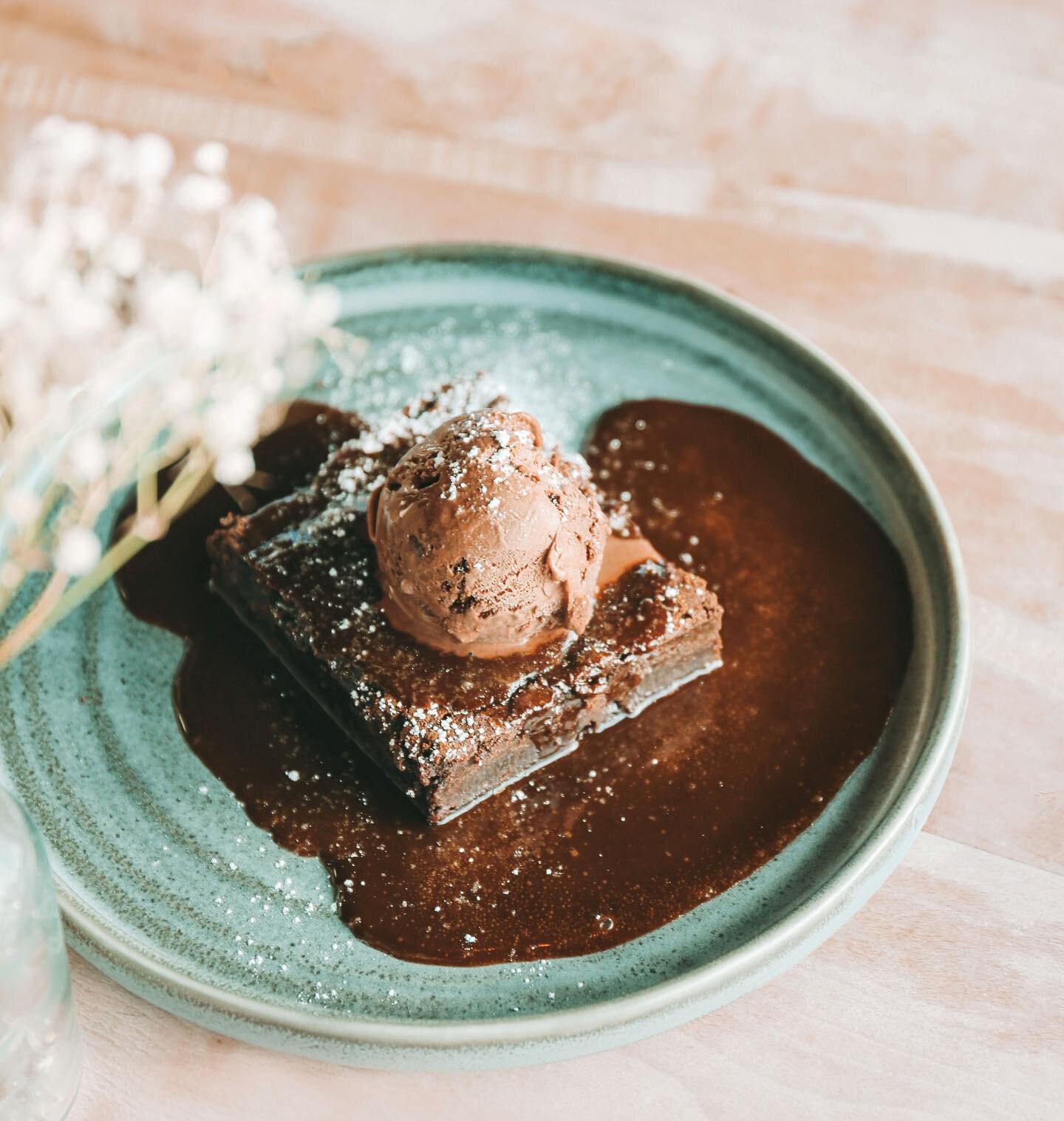 It&rsquo;s Easter, you deserve ALL the chocolate! 
Brownie from @risebakes 
Choc gelato from @baboo_gelato 

#easter #easterchocolate #dessert #sugar #gelato #brownie #sunshine #bankholiday