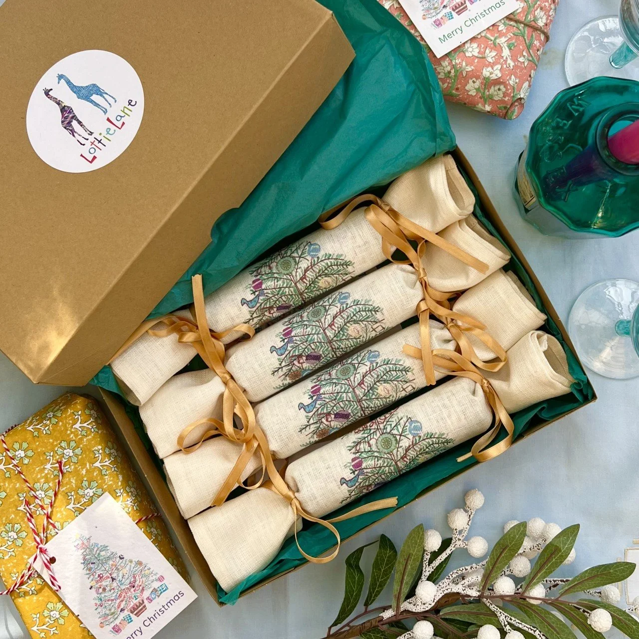 christmas tree linen napkin crackers.jpeg