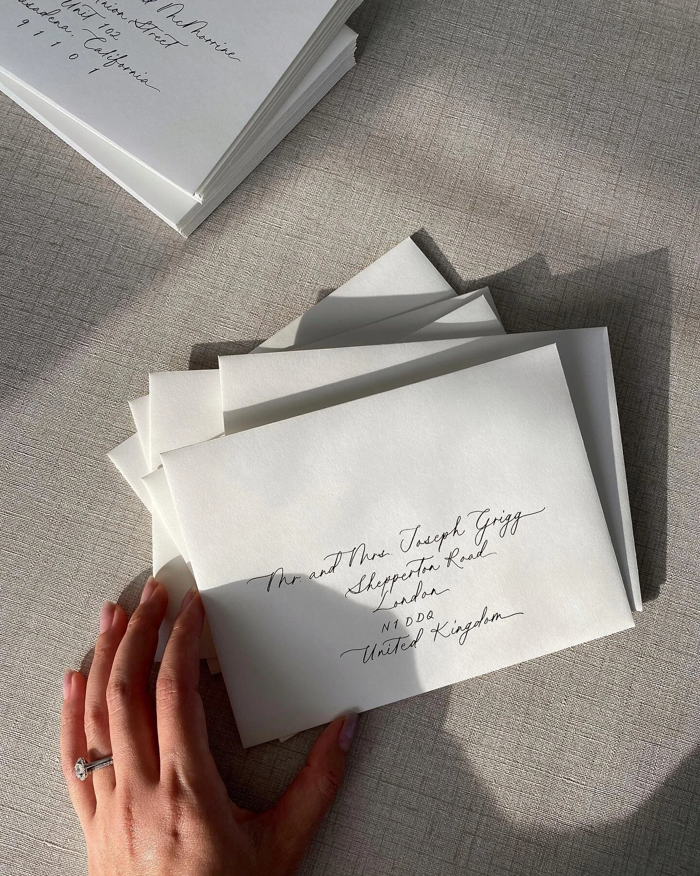 When the guest list is mostly to the UK, I say the address in a British accent in my head. Just me? 😌 
.
.
#envelopeaddressing #moderncalligraphy #calligraphyenvelopeaddressing #envelopeaddressingcalligrapher #envelopeaddressingservice #moderncallig