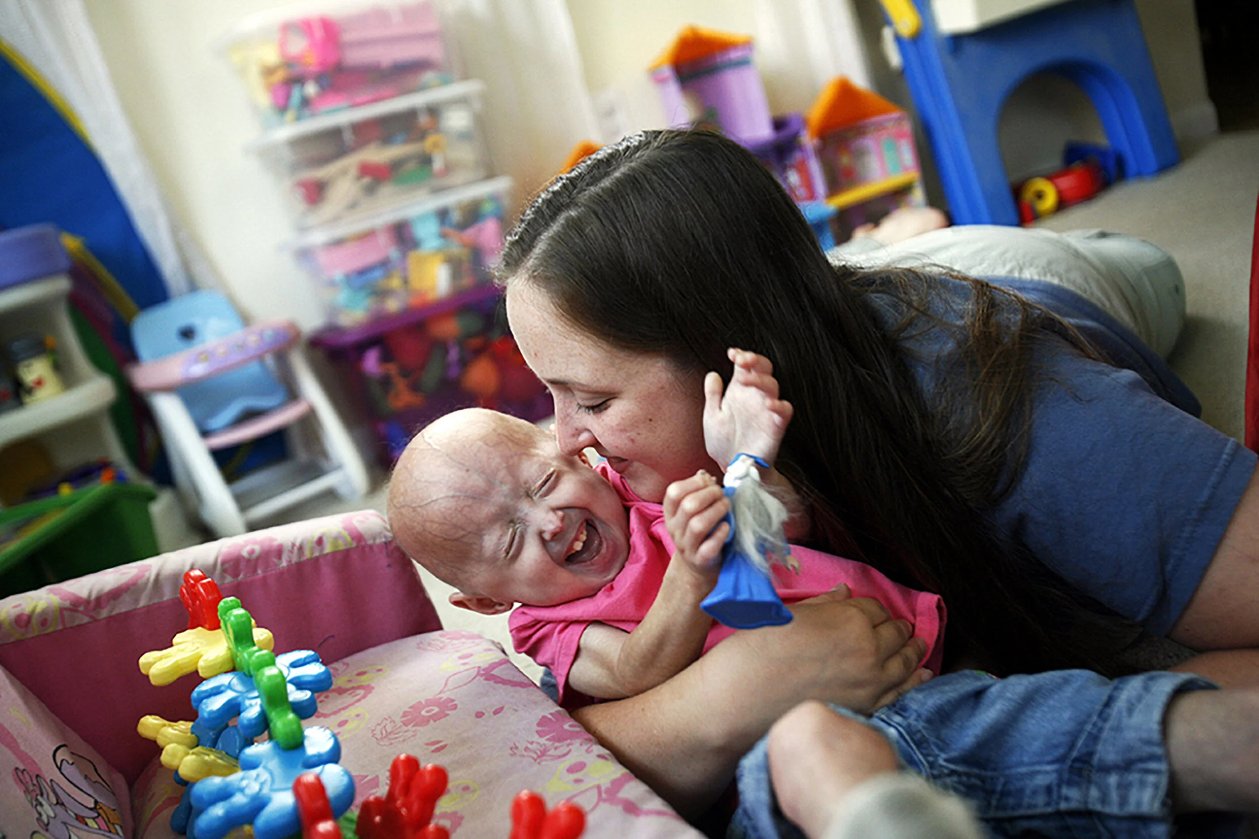 FOR TWIST0803_lindsayLindsay Ratcliffe CQkpm,4, plays with her mother, Kristy Ratcliffe CQkpm, while her father,  (not pictured) Joe Ratcliffe CQkpm, looks on, at their home in Flat Rock, Mich., Thursday, July 17,2008. Lindsay was diagnosed with Pro