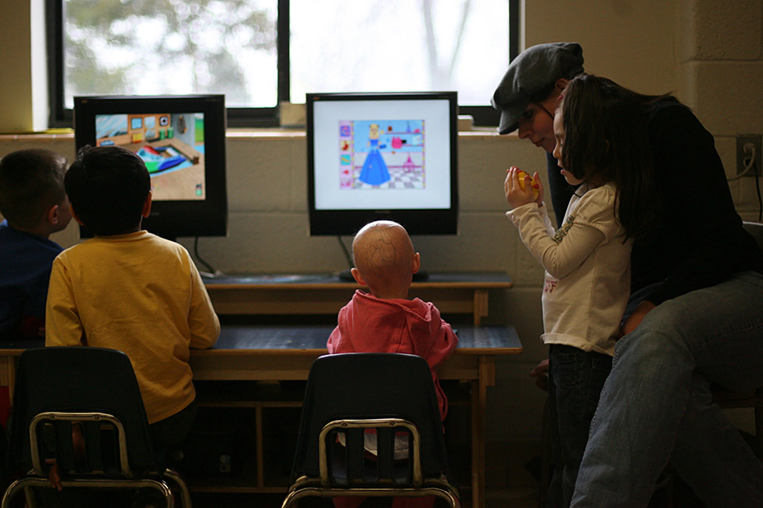  Lindsay Ratcliffe, 5, of Flat Rock, (in pink) plays computer games during her pre-school class at Flat Rock Pre-School in Flat Rock, Mich., on Wednesday, March 25, 2009. Lindsay has a disease called Progeria which accelerates the aging process and p