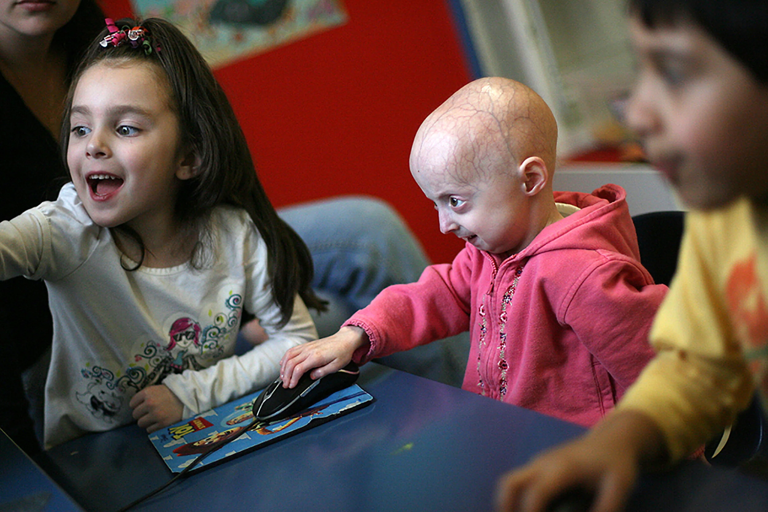  Lindsay Ratcliffe CQkpm, 5, of Flat Rock, plays learning games on the computer with her classmate, Angelina Szuch, CQkpm, 5, of Brownstown Twp,  at Flat Rock Pre-School in Flat Rock, Mich., on Wednesday, March 25, 2009. Lindsay has a disease called 