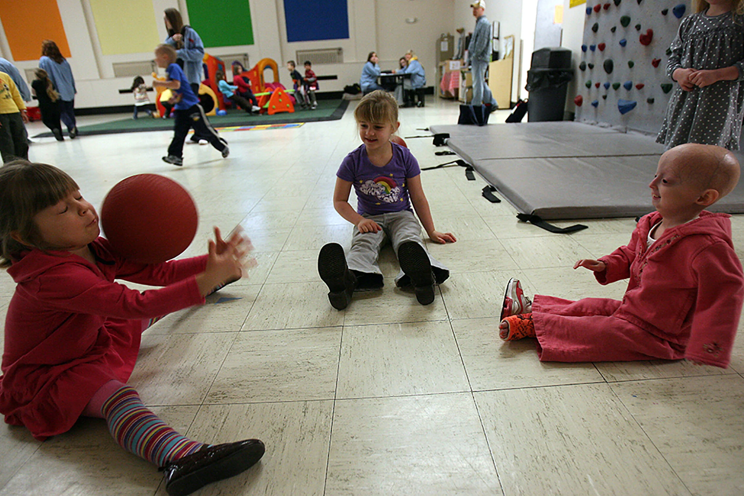  Lindsay Ratcliffe CQkpm, 5, of Flat Rock, right, passes the ball to her classmates, Avery Kings CQkpm, 4, of Flat Rock, left, and Hannah Beneteau CQkpm, of Taylor, during play time at Flat Rock Pre-School in Flat Rock, Mich., on Wednesday, March 25,