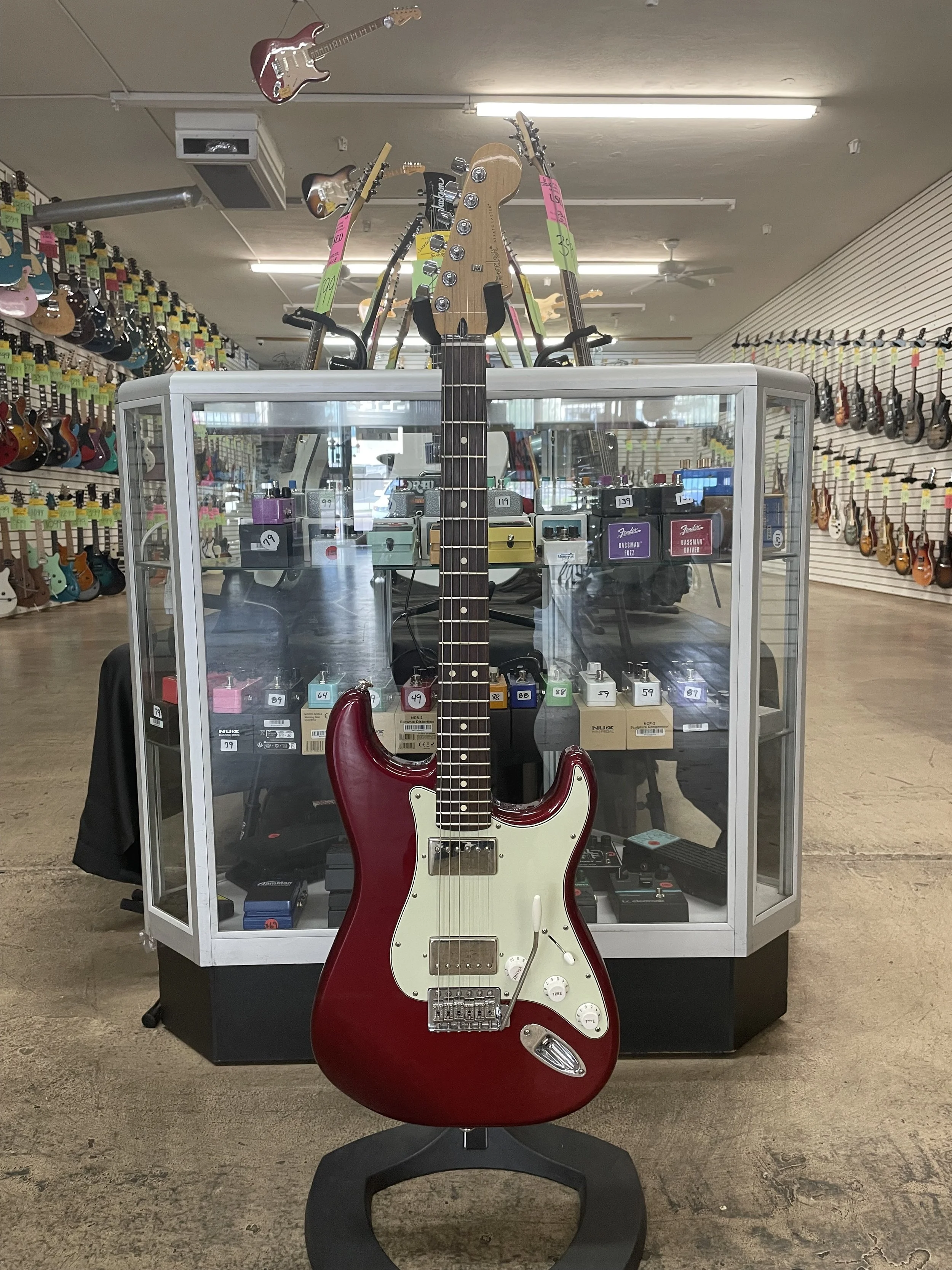 Used Fender Black Top Strat HH Candy Apple Red