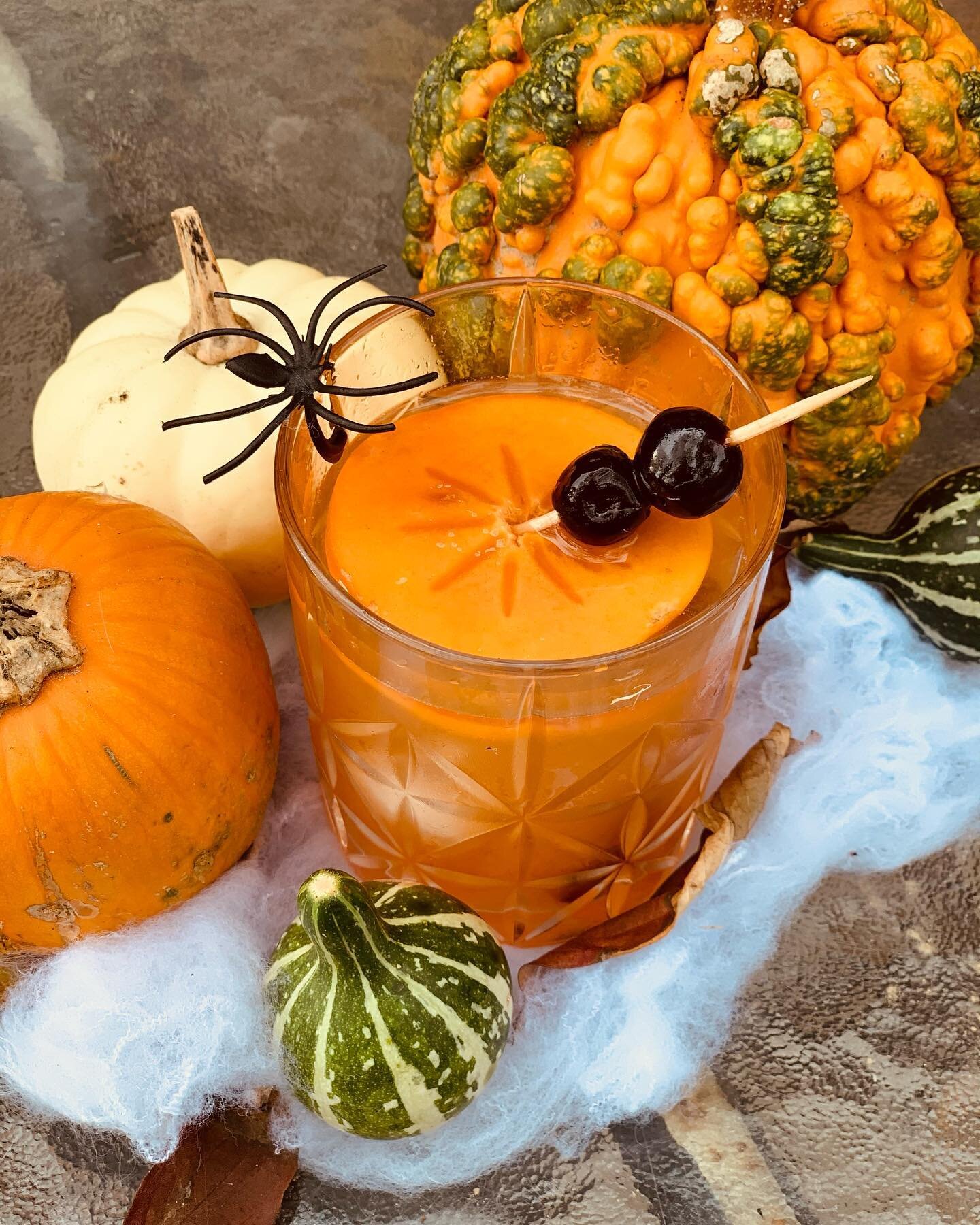 Am I am influencer yet? Cc @blueapron for The Funky Pumpkin 🎃 🍹 #booapron (special thanks to @follytreearboretum for the teeny decorative gourds)