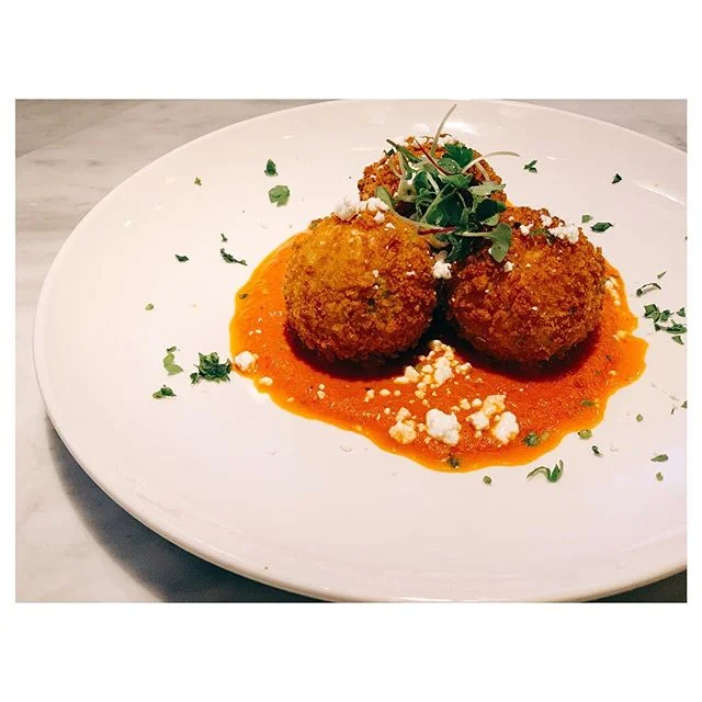 | 𝘼𝙧𝙖𝙣𝙘𝙞𝙣𝙞 | 𝗡𝗲𝘄 𝗠𝗲𝗻𝘂 𝗙𝗲𝗮𝘁𝘂𝗿𝗲! 𝖢𝗋𝗂𝗌𝗉𝗒 𝗋𝗂𝖼𝖾, 𝗀𝗈𝖺𝗍 𝖼𝗁𝖾𝖾𝗌𝖾, 𝗀𝗋𝖾𝖾𝗇 𝗉𝖾𝖺, 𝖿𝖺𝗏𝖺 𝖻𝖾𝖺𝗇 𝗐𝗂𝗍𝗁 𝖺 𝗌𝗆𝗈𝗄𝖾𝖽 𝗍𝗈𝗆𝖺𝗍𝗈 𝖿𝗈𝗇𝖽𝗎𝖾. 𝘉𝘢𝘭𝘭𝘴 𝘰𝘧 𝘠𝘜𝘔 ! •
•
•
#citysocial #citysocialchicago #chicagoeats #foodphotography #foodporn #marketspecial #taverncollective #foodie #foodstagram #yum #chicagofoodgoals #chicagodining #eatme #foodspecials #arancinisiciliani #ilovepasta #cuisine #arancini #aranciniballs #italianfood #carblover