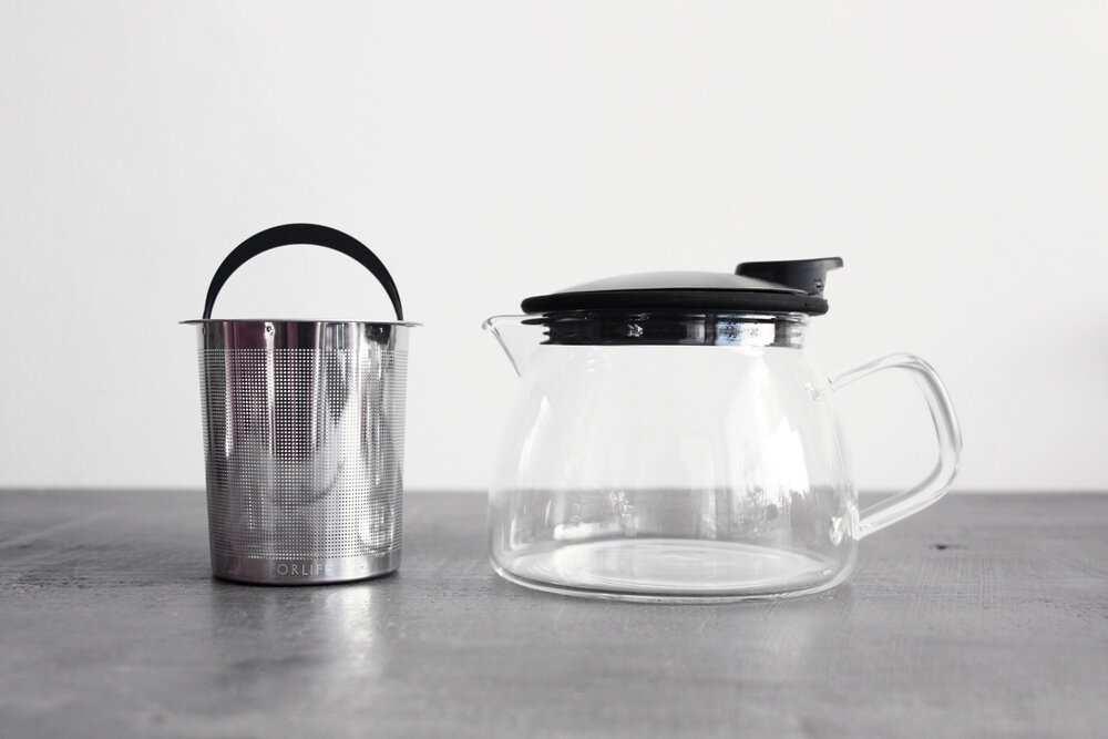 https://images.squarespace-cdn.com/content/v1/5d5f0a524a0fbf000138ebe7/1618594668030-60YP0L7ULHUO9NJ1B72W/Glass-Teapot-with-Infuser-basket-small.jpg?format=1000w