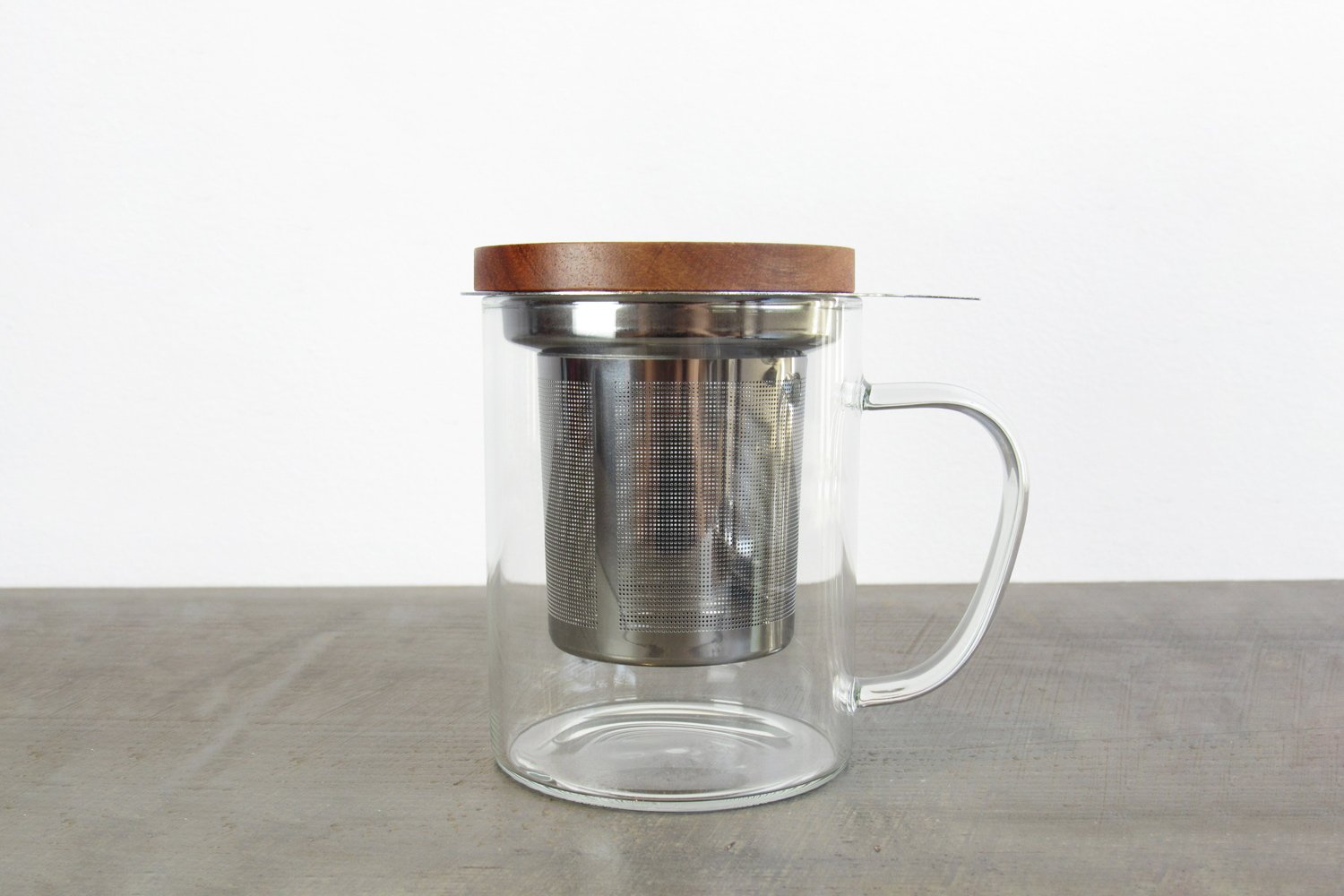 Glass tea mug with stainless steel infuser and wooden lid