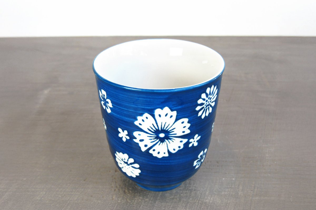 blue-teacup-with-white-flowers_top.jpg