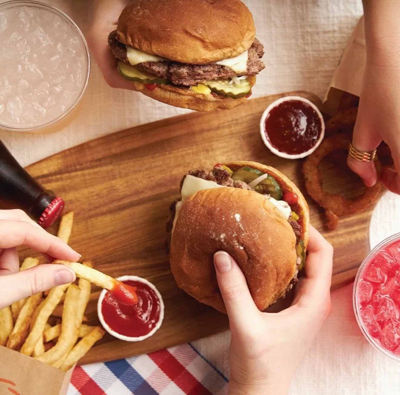 #MeetAtFlowerHill for National Burger Day and celebrate with $5 Classic Burgers at @burgerlounge 🍔 Craving = cured.
&nbsp;
#LetsMeetAtFlowerHill #SanDiego #VisitDelMar #DelMarCalifornia