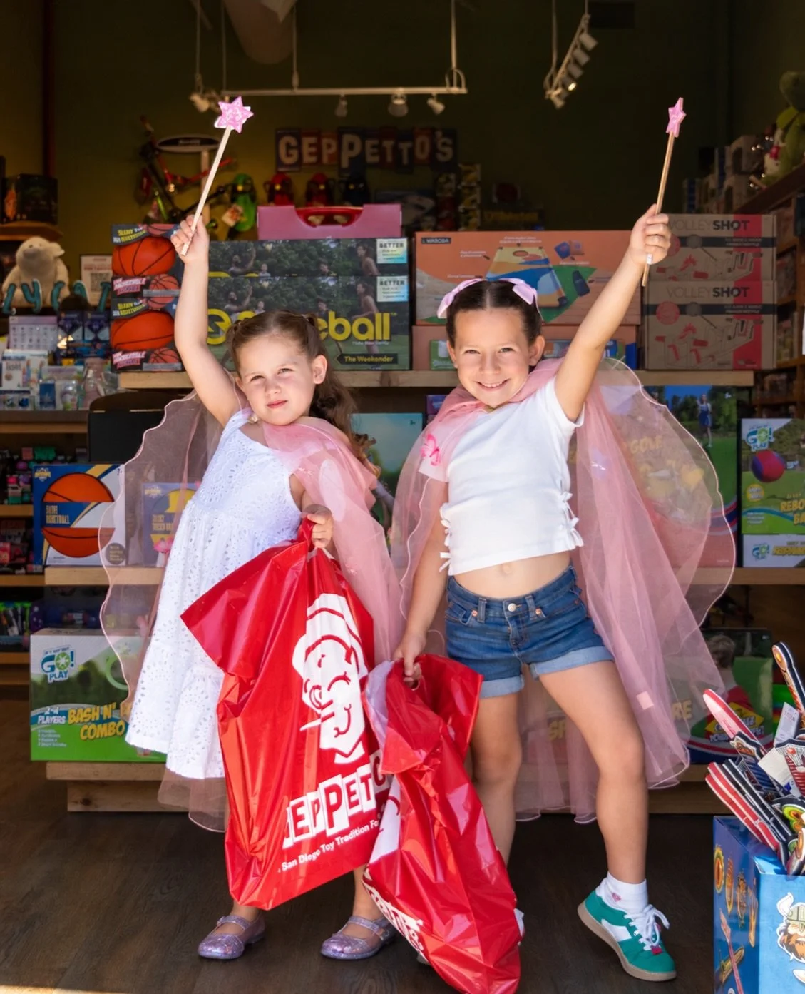 It&rsquo;s a BOO-tiful weekend for Halloween fun, and Flower Hill has some sweet surprises in store for the whole family! 👻🎃

🍬 Head to @geppettostoys on Halloween for candy and a few extra tricks and treats!

🐾 Dress your furry friends in their 