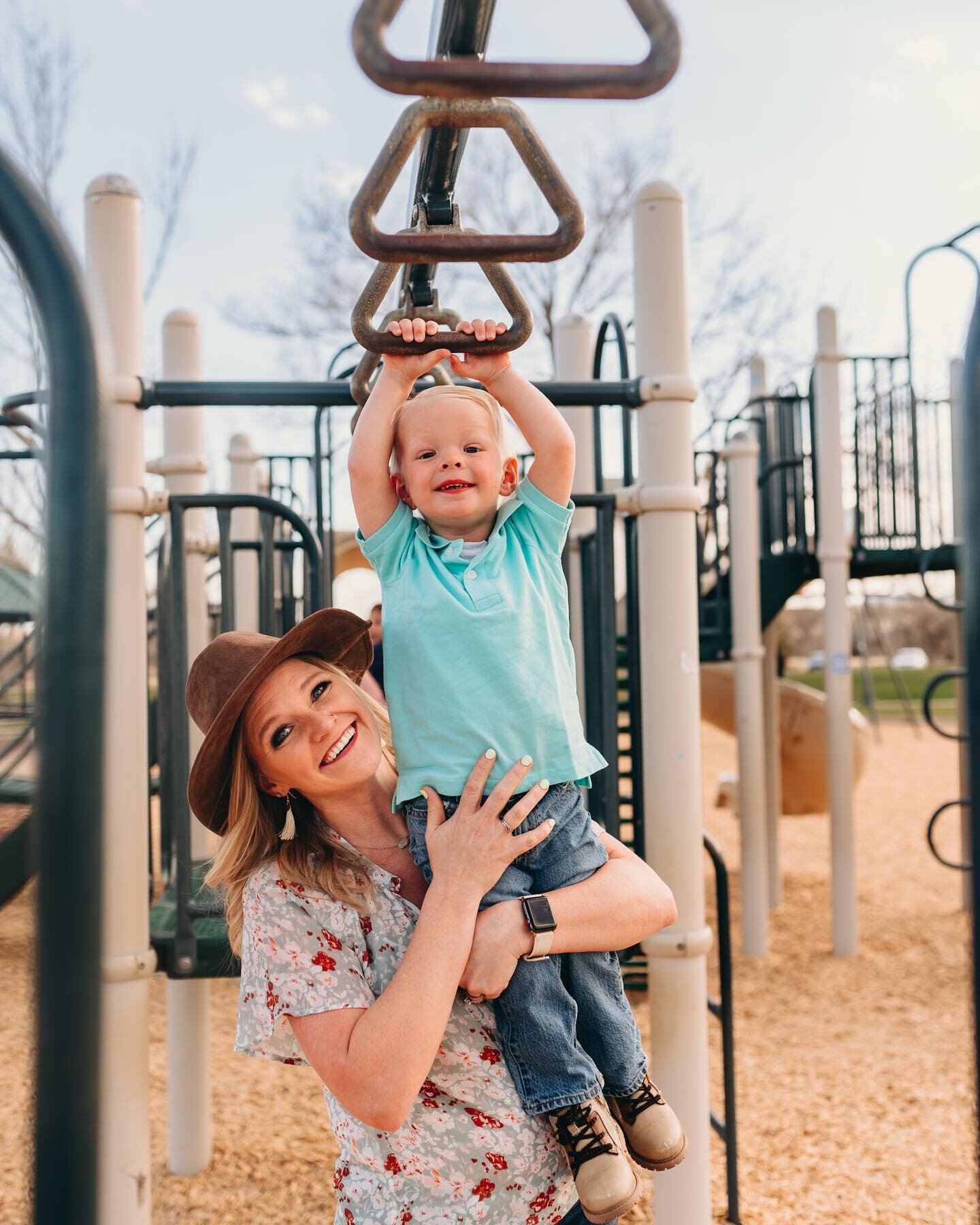 My most recent mini session giveaway went to @katiemgrose and her fam! She had such a great idea to do a documentary style shoot at a nearby park and I am so glad we did! It was stress-free AND fun! What are your thoughts? Documentary style vs posed?