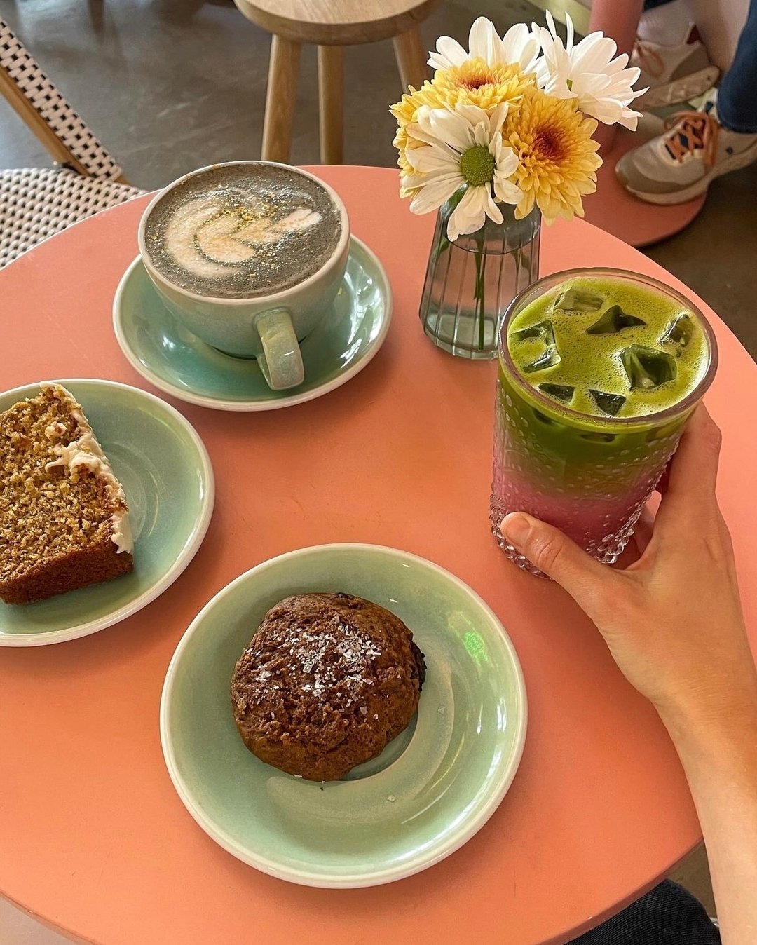Spring is in full bloom, and so are our lattes and pink matcha delights! ☕️🌸🍵
📸 @thetastyk