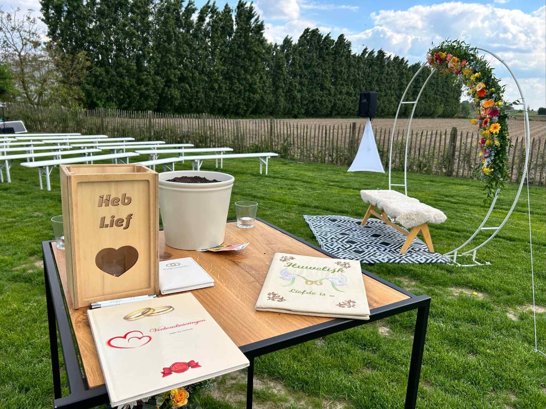 Stralend ja-woord in ’t Oud Gebinte te Izegem — Charlotte &amp; Barry’s magische huwelijksdag