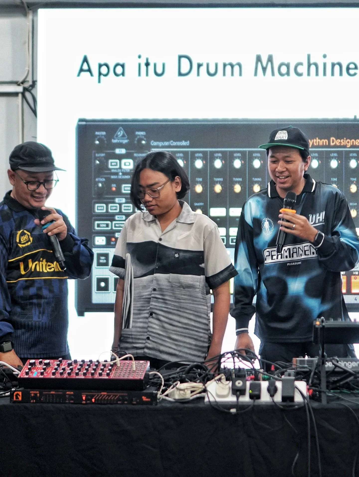Hidup di tengah riuhnya teknologi dan memori kolektif budaya, saya percaya bahwa musik elektronik tidak hanya bicara soal suara masa depan, tapi juga ruang baru untuk merawat masa lalu.

Bersama @rohelok ( @baseput &amp; @deathlessramz ), kami mengge