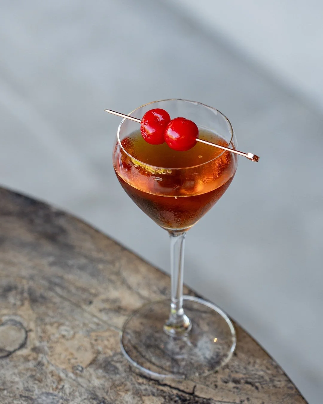 Fourteen nights. Mexican oak. One timeless classic.

Our Manhattan rests in Mexican oak barrels for 14 nights, allowing rye, sweet vermouth and aromatic bitters to deepen into something richer, smoother and beautifully layered.

A classic, aged with 